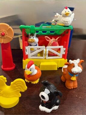 Little People Farm Barn Playset with Red, Green, Yellow Animal Figures